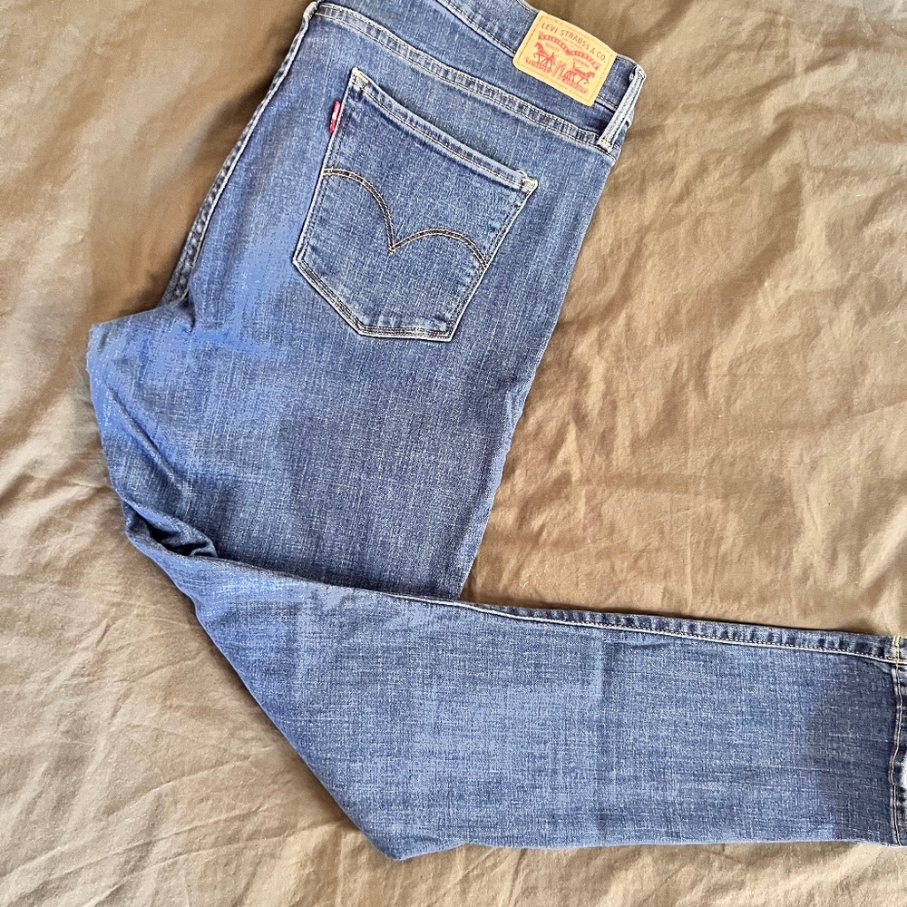 Levi’s 311 shaping skinny jeans.